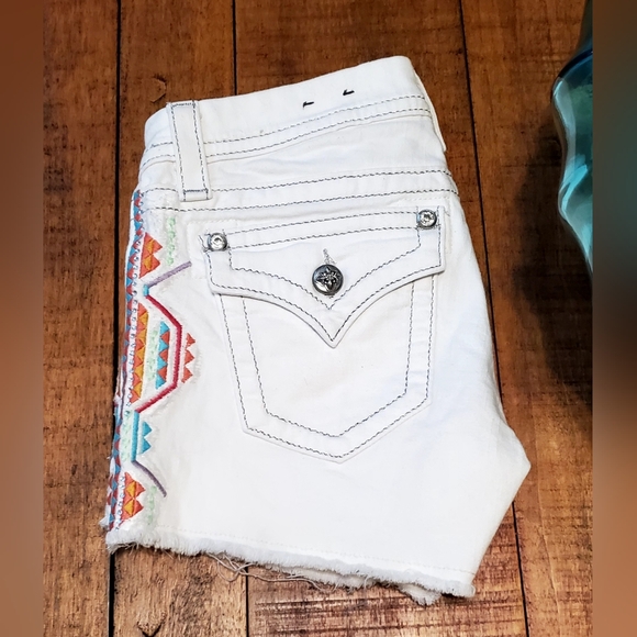 NWOT Miss Me White Denim Emroidered Aztec Signature Shorts  size 26 - Picture 3 of 7